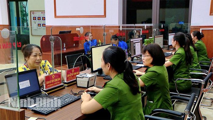 Phụ nữ Công an phường Hoa Lư thực hiện thủ tục cấp Căn cước cho công dân tại Trụ sở. (Nguồn: Công an tỉnh)