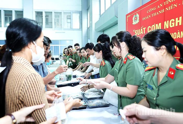 Đoàn Thanh niên, Hội Phụ nữ Công an tỉnh trao “Suất cơm nghĩa tình” cho bệnh nhân có hoàn cảnh khó khăn đang điều trị tại Bệnh viện đa khoa tỉnh Ninh Bình. (Nguồn: Công an tỉnh)
