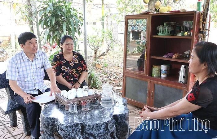 Cấp ủy Chi bộ tiểu khu Đoàn Kết (xã Đà Bắc) tuyên truyền, vận động Nhân dân trong việc sắp xếp thôn, tổ dân phố.