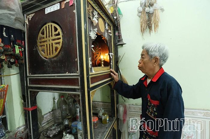 Ông Phùng Thế Vỵ - Phó trưởng bản người Dao trăn trở với việc bảo tồn và phát huy truyền thống dân tộc.