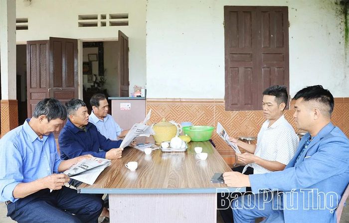 Ông Dương Văn Bảng - Bí thư Chi bộ, NCUT khu Cảy, xã Thượng Long (ngồi giữa bên trái) tích cực tuyên truyền các chủ trương, đường lối, chính sách, pháp luật của Đảng, Nhà nước đến Nhân dân.