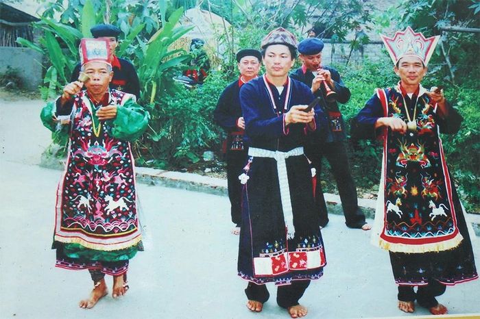 Ông Vỵ (ngoài cùng bên trái) trong điệu múa “Lạp miên” trong nghi lễ “Tết Nhảy” của dân tộc Dao quần chẹt. Ảnh: Tư liệu