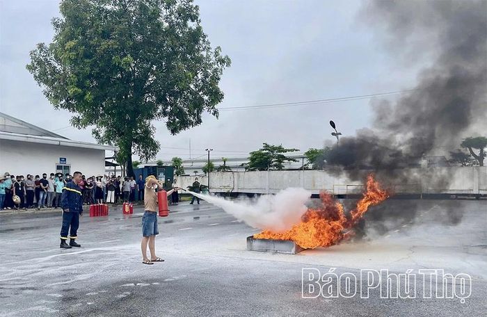 Người lao động của công ty được tập huấn và thực hành các biện pháp PCCC.