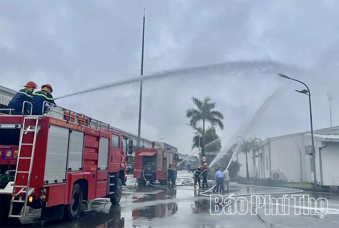 Người lao động của công ty tham gia diễn tập các phương án chữa cháy dưới sự hỗ trợ của lực lượng PCCC.