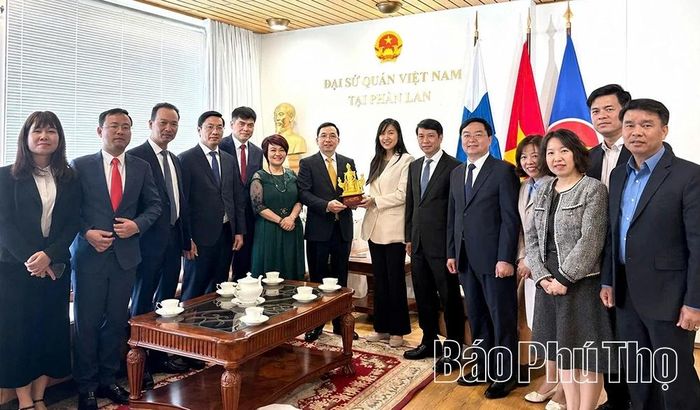 Đoàn công tác tỉnh Phú Thọ chụp ảnh lưu niệm cùng thành viên Đại sứ quán Việt Nam tại Phần Lan