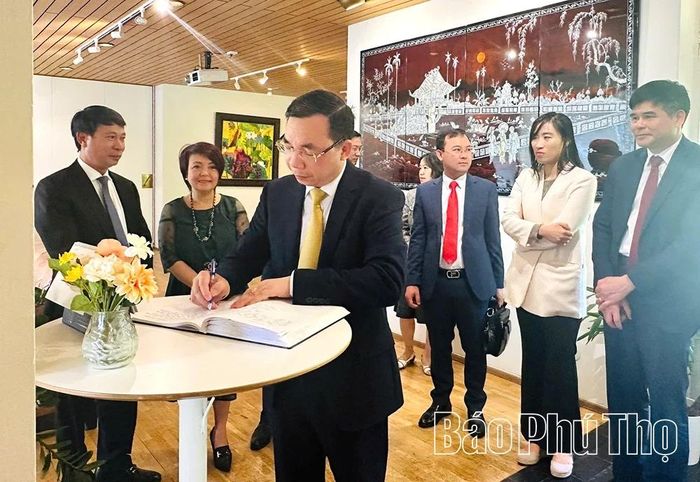 Đồng chí Phó Bí thư Tỉnh ủy Bùi Huy Vĩnh viết lưu bút nhân chuyến thăm và làm việc với Đại sứ quán Việt Nam tại Phần Lan.