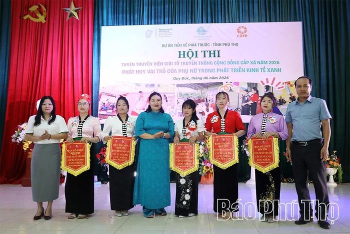 Ban tổ chức chương trình trao cờ lưu niệm cho các đội tham dự.