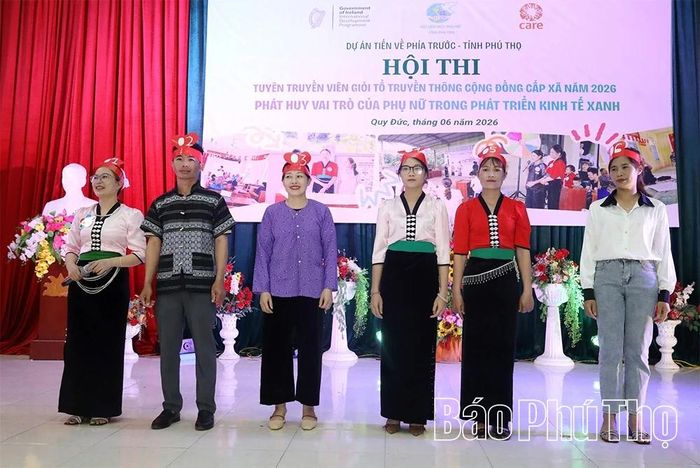 Màn thi chào hỏi tại hội thi.