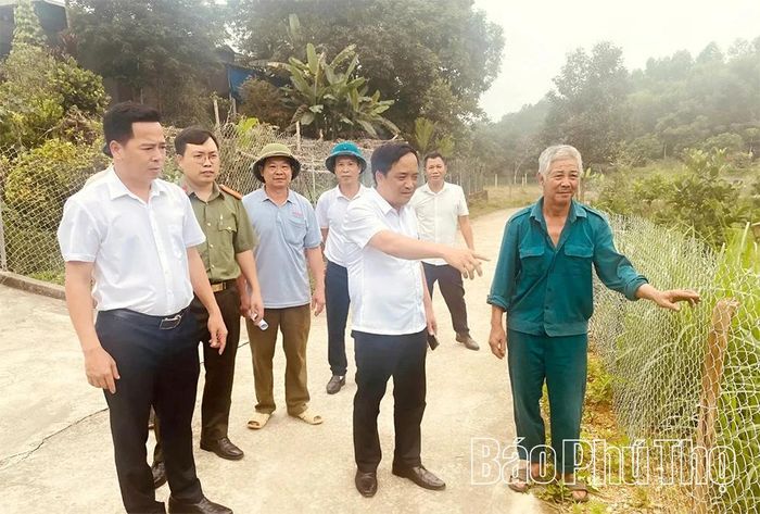Lãnh đạo xã Tây Cốc tuyên truyền cho người dân về công tác GPMB KCN Đoan Hùng.