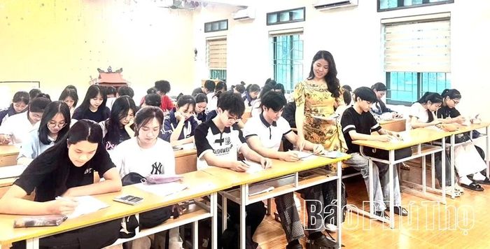 Giáo viên Trường THPT Đoan Hùng, xã Đoan Hùng hướng dẫn học sinh lớp 12 ôn tập trước Kỳ thi tốt nghiệp THPT năm 2026.