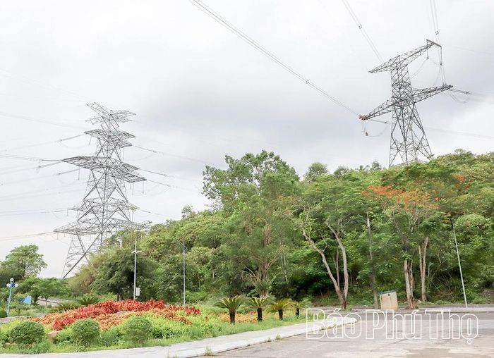Cùng với “trái tim” của hệ thống điện quốc gia, Hệ thống truyền tải điện 500 kV trên địa bàn tỉnh cũng thường xuyên được bảo vệ nghiêm ngặt.