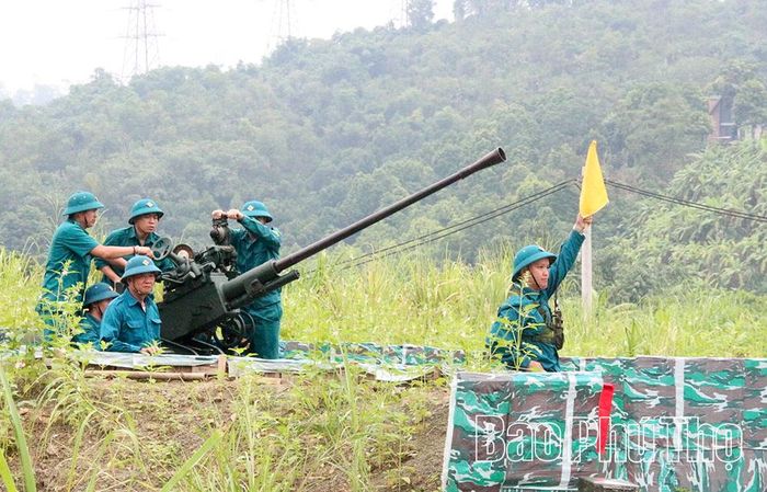 Cùng với đó, lực lượng tự vệ Nhà máy cũng thường xuyên luyện tập các phương án bảo vệ, chống xâm nhập công trình các hướng, nhất là bằng đường không.