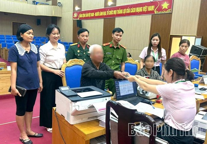Cán bộ Phòng giao dịch Ngân hàng Chính sách xã hội Tam Nông giải ngân nguồn vốn hỗ trợ người chấp hành xong án phạt tù.