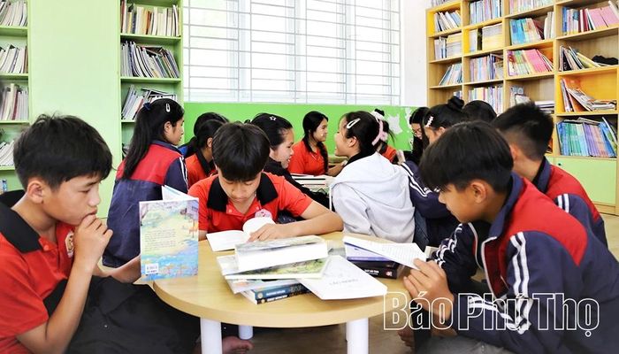 Học sinh trường TH&THCS Lũng Vân, xã Vân Sơn đọc sách trong thư viện của nhà trường.