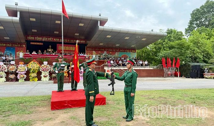 Chỉ huy Lữ đoàn 113 thực hiện nghi thức trao súng cho chiến sĩ mới tại lễ tuyên thệ.