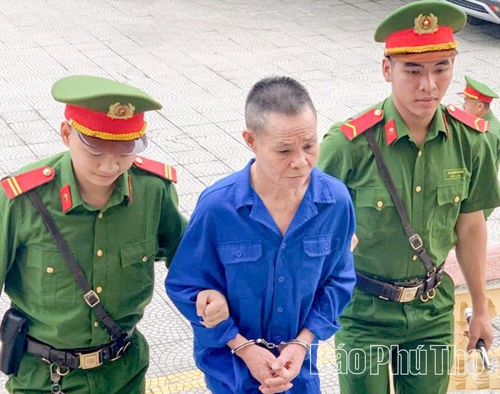 Lực lượng chức năng dẫn giải bị cáo Bùi Văn Cựng vào phòng xét xử.