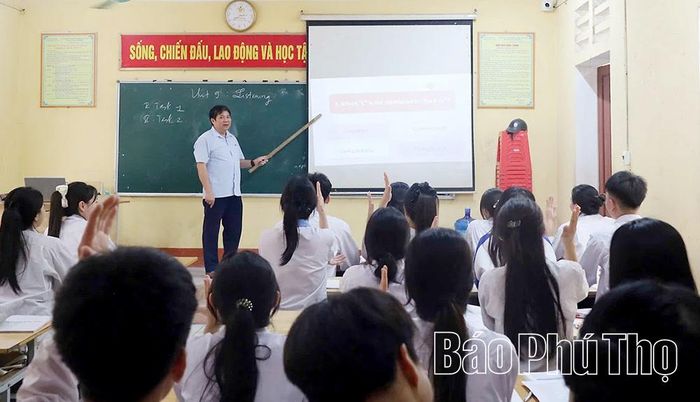 Giáo viên Trường THPT Hạ Hòa (ảnh trên), Trường THPT Mỹ Văn (ảnh dưới) nỗ lực phân hóa đối tượng, đồng hành cùng học sinh đến những ngày ôn tập cuối cùng.