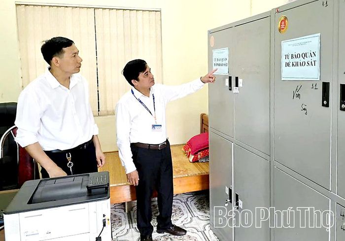 Lực lượng chức năng kiểm tra các điều kiện an ninh khu vực bảo quản đề thi, bài thi tại Trường THPT Đoan Hùng.