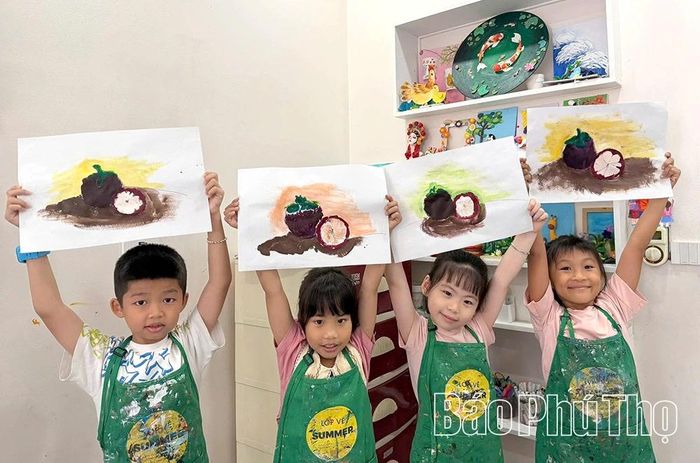 Các bạn nhỏ hào hứng khoe tác phẩm đã hoàn thành.
