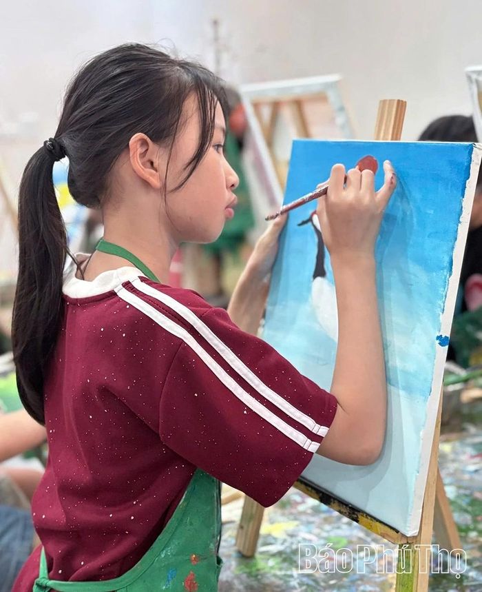 Các bạn nhỏ thỏa sức sáng tạo khi được học vẽ trên nhiều chất liệu, nhiều loại màu vẽ khác nhau.