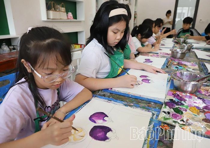 Cùng một đề tài, nhưng mỗi bạn nhỏ đều có sự sáng tạo riêng cho bức tranh của mình.
