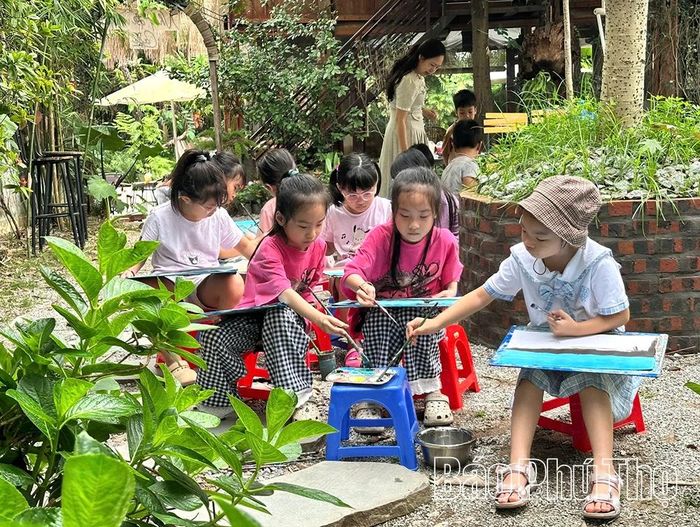 Ngoài các buổi học trên lớp, những buổi vẽ dã ngoại còn giúp các em nhỏ cảm nhận vẻ đẹp thiên nhiên, rèn luyện kỹ năng quan sát tốt hơn.