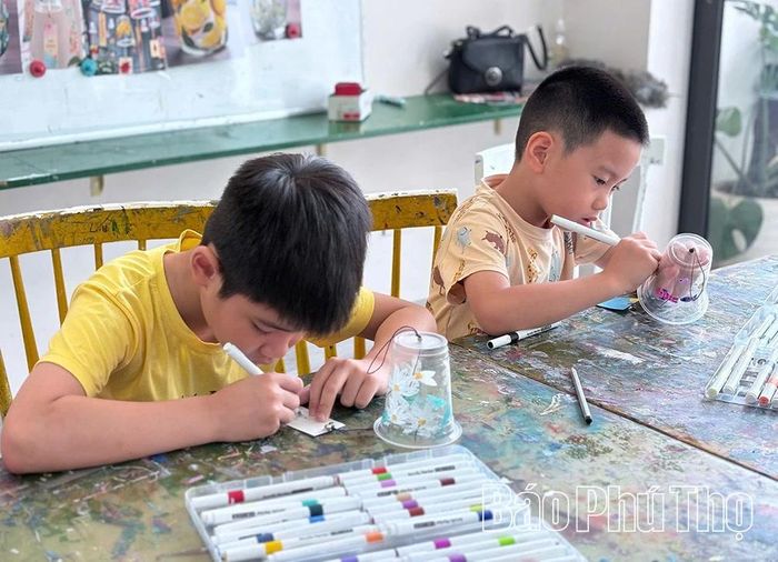 Với tinh thần sáng tạo, các “họa sĩ nhí” đã biến cốc nhựa đã qua sử dụng thành những chiếc chuông gió có họa tiết độc đáo, cá tính.