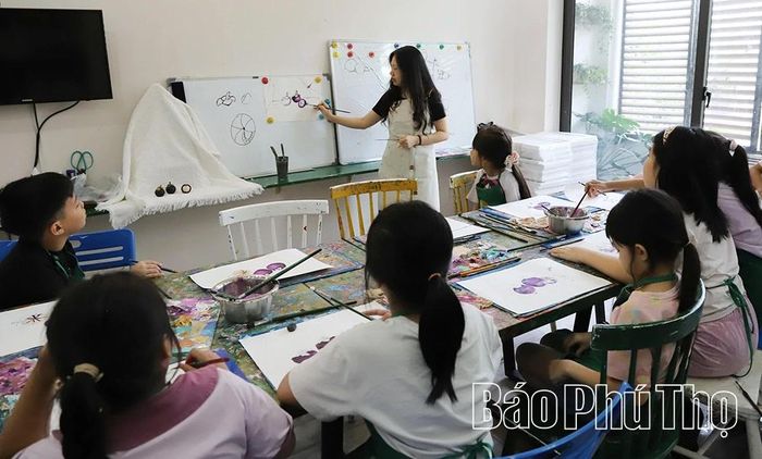 Cô giáo hướng dẫn những kiến thức cơ bản về mỹ thuật, việc rèn luyện kỹ năng quan sát, tư duy sáng tạo và khả năng cảm thụ cái đẹp.
