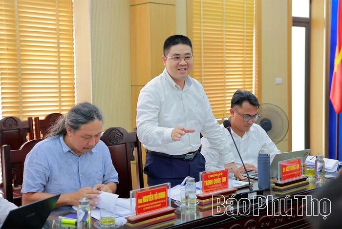 Cán bộ Vụ Kinh tế Tổng hợp, Ban Chính sách chiến lược Trung ương Trịnh Quốc Tuy phát biểu tại hội thảo.