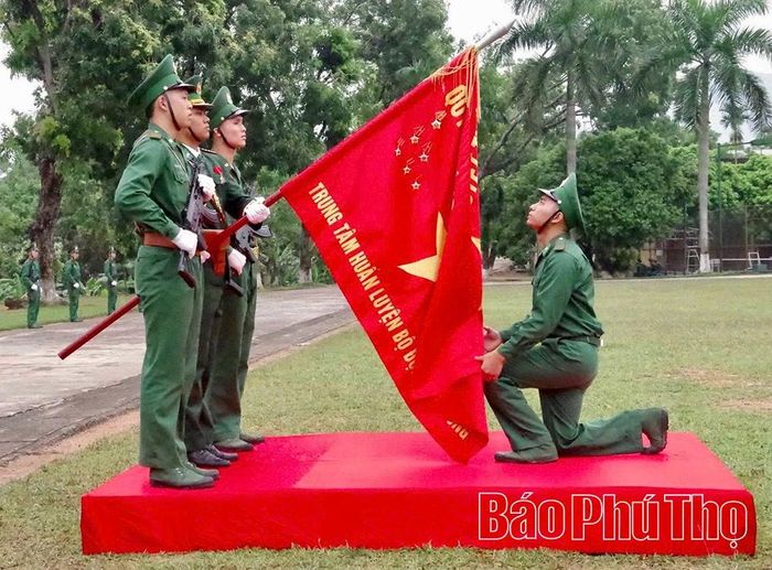 Trong không khí trang nghiêm của buổi lễ, chiến sĩ mới đã đọc 10 lời thề danh dự của quân nhân Quân đội nhân dân Việt Nam dưới Quân kỳ Quyết thắng.