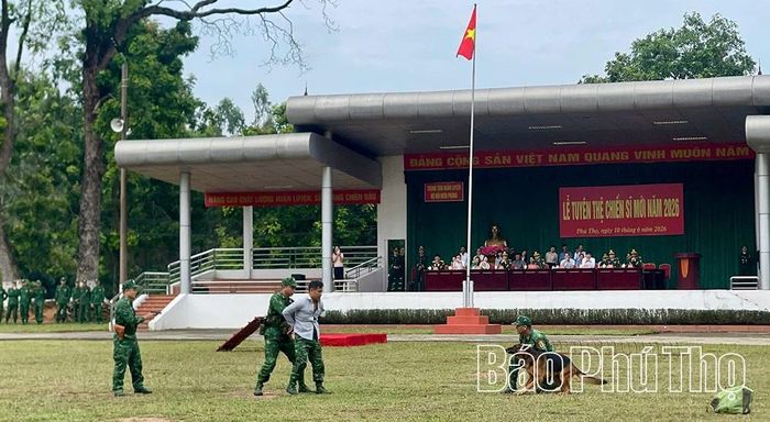 Màn biểu diễn chó nghiệp vụ - “Vũ khí đặc biệt” của lực lượng Bộ đội Biên phòng.