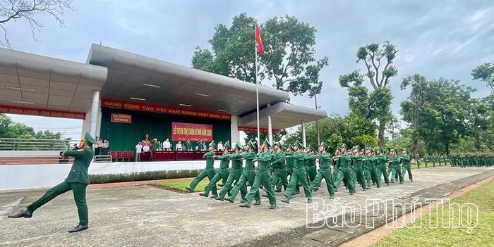 Chiến sĩ mới tham gia duyệt đội ngũ tại lễ tuyên thệ.