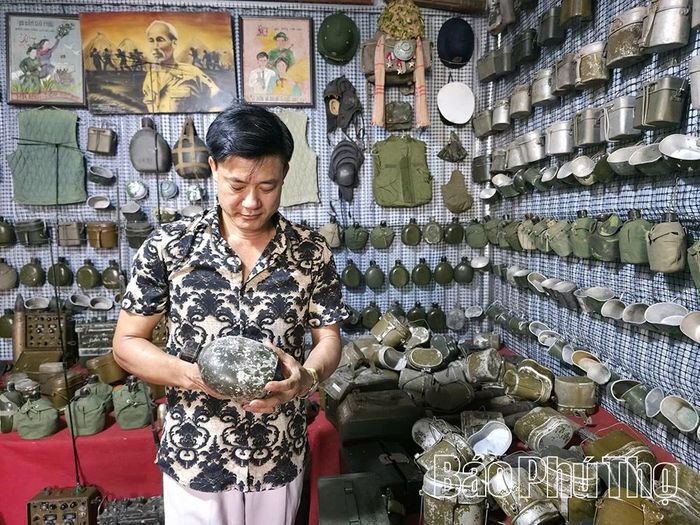 Anh Thập dành trọn tâm huyết để chăm chút từng hiện vật mỗi ngày.