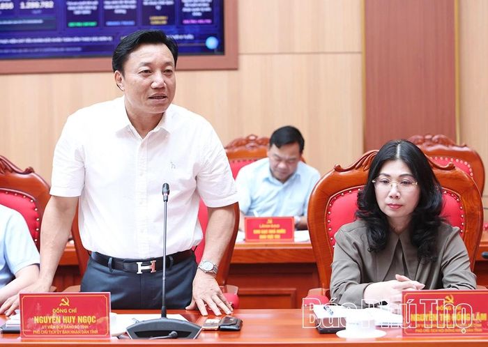 Đồng chí Phó Chủ tịch UBND tỉnh Nguyễn Huy Ngọc cho ý kiến vào một số nội dung quan trọng.