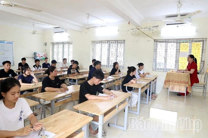 Các thí sinh nghe cán bộ coi thi phổ biến quy chế thi.