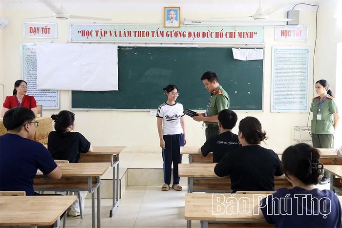 Giới thiệu, phổ biến với thí sinh về thiết bị dò, quét kim loại.