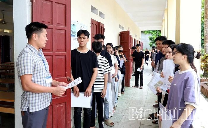 Cán bộ coi thi gọi thí sinh vào phòng để làm thủ tục dự thi.