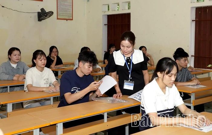 Cán bộ coi thi hướng dẫn chi tiết cách điền thông tin, cách tô số báo danh và mã đề trên phiếu trả lời trắc nghiệm.