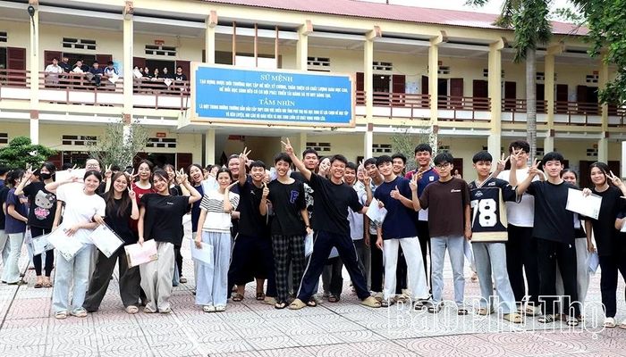 Các thí sinh tại điểm thi Trường THPT Yên Lập giữ tinh thần thoải mái, tự tin trước ngày thi chính thức.