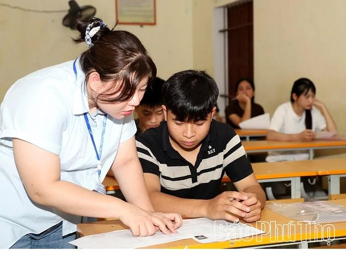Thí sinh chăm chú lắng nghe hướng dẫn về lịch thi, hiệu lệnh trống và các mốc thời gian làm bài.