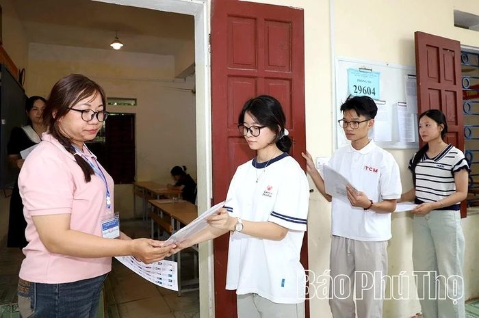 Kiểm tra thông tin, hình ảnh thí sinh với hồ sơ trước khi vào phòng thi.