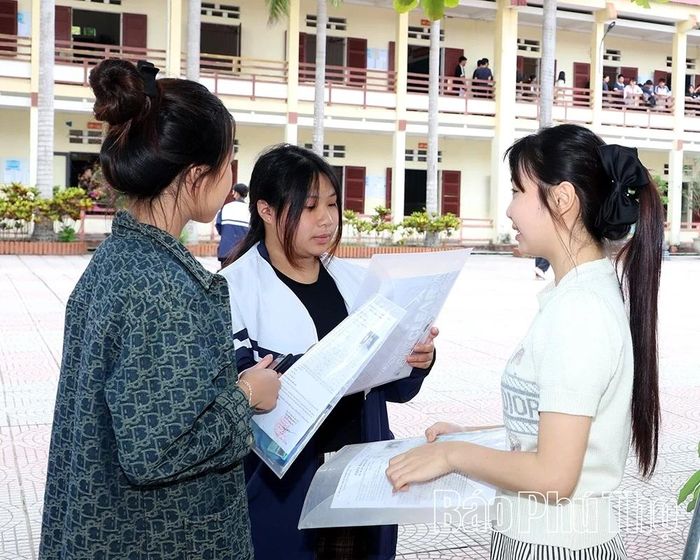 Sự chuẩn bị kỹ lưỡng về kiến thức giúp thầy và trò trường miền núi Yên Lập xóa tan áp lực phòng thi.