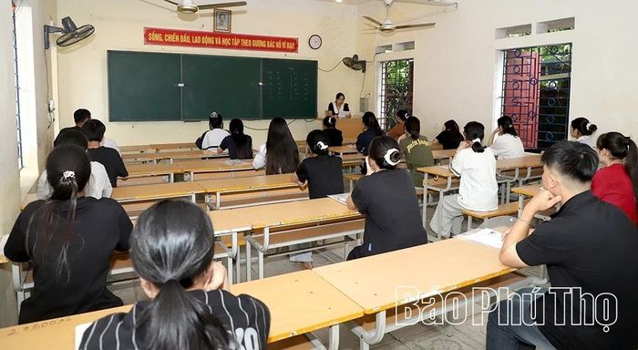 Tại các phòng thi, giám thị phổ biến kỹ lưỡng quy chế thi, đặc biệt nhấn mạnh danh mục các vật dụng cấm mang vào phòng thi và vị trí tập kết đồ dùng cá nhân.