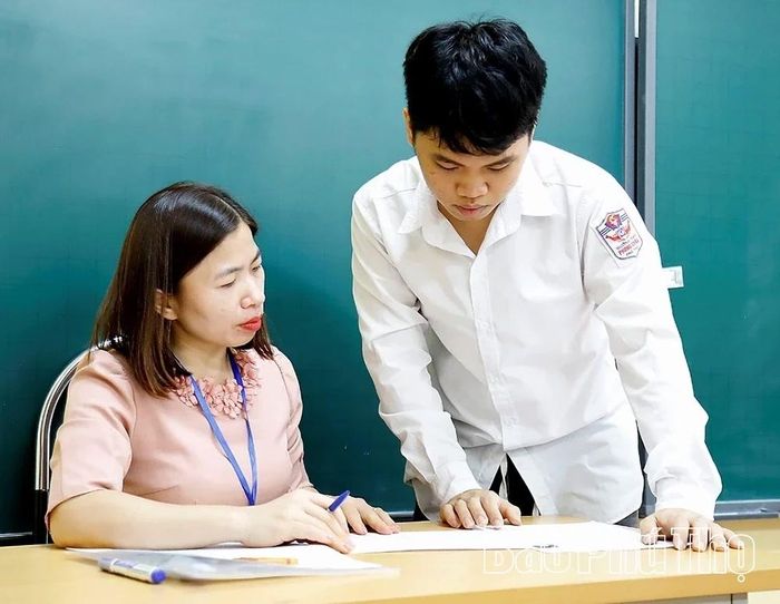 Cán bộ coi thi Điểm thi THPT Phong Châu (xã Lâm Thao) kiểm tra thông tin dự thi của thí sinh.