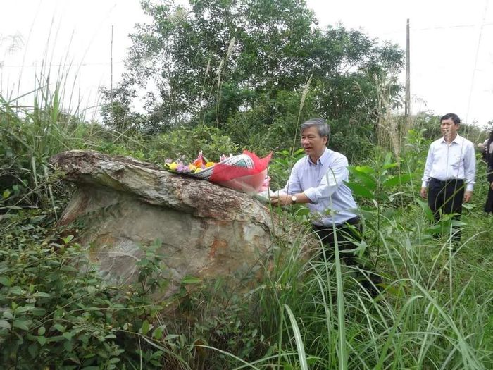 Giáo sư Nguyễn Anh Trí cùng đoàn thắp nhang tri ân các anh hùng liệt sĩ tại bản Bang - Ảnh: M.T