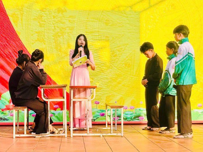 Đổi mới tuyên truyền chống thuốc lá điện tử bằng hình thức sân khấu hóa tại Trường THCS Quách Xuân Kỳ - Ảnh: B.B