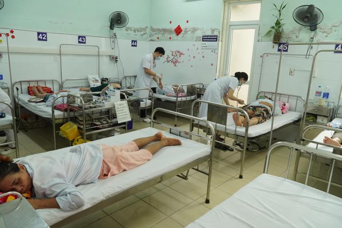 Các cơ sở y tế công lập đối mặt với bài toán "chảy máu chất xám" - Ảnh: H.L