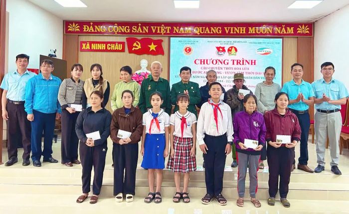Hội Cựu chiến binh xã Ninh Châu phối hợp với các đơn vị trao quà cho hội viên và học sinh có hoàn cảnh khó khăn trên địa bàn - Ảnh: L.L