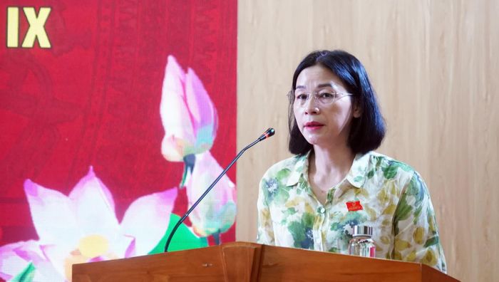 Đại diện tổ đại biểu HĐND tỉnh báo cáo tình hình kinh tế-xã hội, quốc phòng-an ninh và hoạt động của HĐND tỉnh thời gian qua - Ảnh: N.M