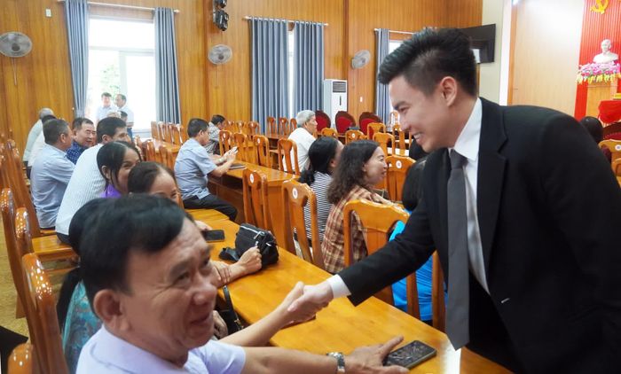 Đại biểu HĐND tỉnh trò chuyện với cử tri - Ảnh: N.M
